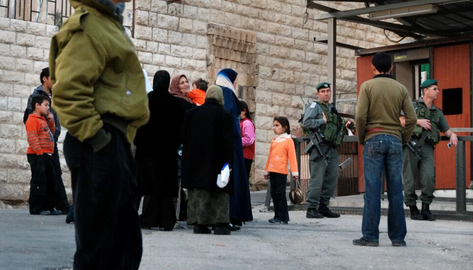 Mange palestinere må gjennom tidkrevende kontrollposter for å komme seg til og fra jobb eller andre ærend de måtte ha. Mange palestinere må gjennom tidkrevende kontrollposter for å komme seg til og fra jobb eller andre ærend de måtte ha.