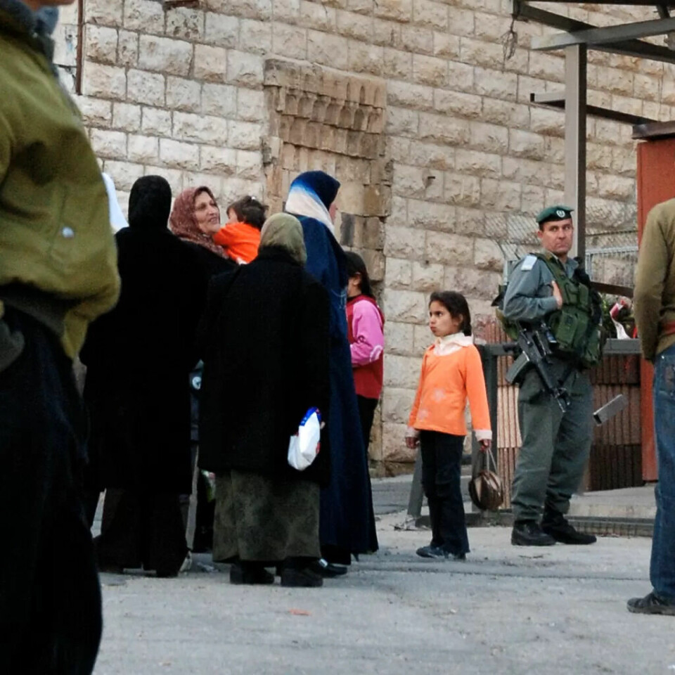 Mange palestinere må gjennom tidkrevende kontrollposter for å komme seg til og fra jobb eller andre ærend de måtte ha. Mange palestinere må gjennom tidkrevende kontrollposter for å komme seg til og fra jobb eller andre ærend de måtte ha.