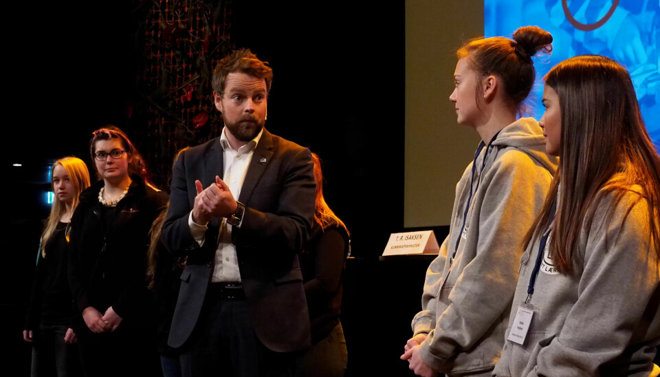 TAKKET LÆRLINGENE: – Tusen takk for innsatsen dere har gjort. Selvfølgelig må det være lærlinger på en slik konferanse, sa kunnskapsminister Torbjørn Røe Isaksen til lærlinger som var med å arrangere Arena for kvalitet i fagopplæringen i Bergen denne uka. TAKKET LÆRLINGENE: – Tusen takk for innsatsen dere har gjort. Selvfølgelig må det være lærlinger på en slik konferanse, sa kunnskapsminister Torbjørn Røe Isaksen til lærlinger som var med å arrangere Arena for kvalitet i fagopplæringen i Bergen denne uka.