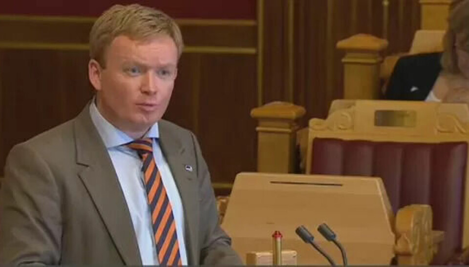 Komitéleder Arve Kambe (H) på talerstolen i Stortinget. Komitéleder Arve Kambe (H) på talerstolen i Stortinget.
