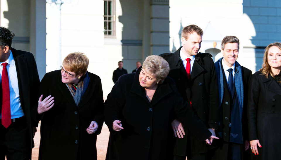Erna Solberg og deler av hennes nye regjering på slottsplassen fredag. Erna Solberg og deler av hennes nye regjering på slottsplassen fredag.