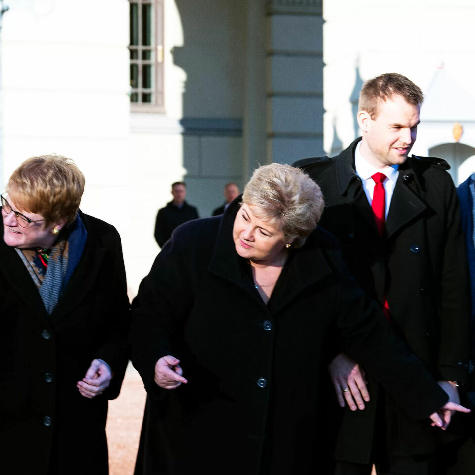 Erna Solberg og deler av hennes nye regjering på slottsplassen fredag. Erna Solberg og deler av hennes nye regjering på slottsplassen fredag.