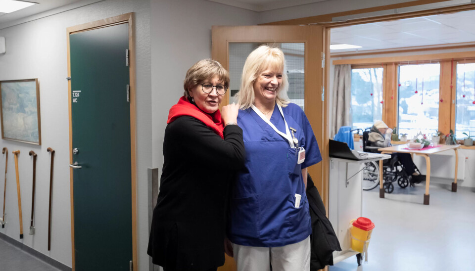 FORTJENER HONNØR: Tidligere i år tok Mette Nord ei vakt med Wenche Høen og kollegene på Frednes sykehjem. - Jeg ble imponert over jobben dem gjør, sier hun. FORTJENER HONNØR: Tidligere i år tok Mette Nord ei vakt med Wenche Høen og kollegene på Frednes sykehjem. - Jeg ble imponert over jobben dem gjør, sier hun.
