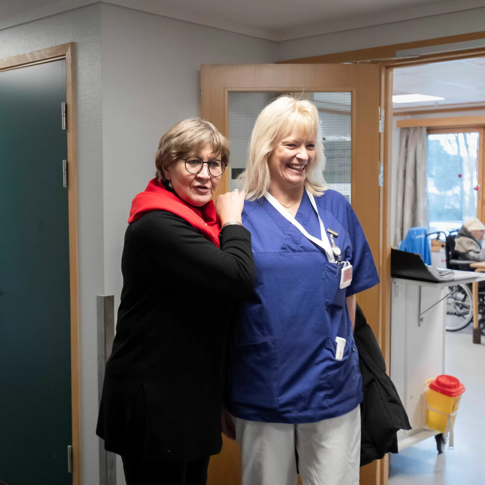 FORTJENER HONNØR: Tidligere i år tok Mette Nord ei vakt med Wenche Høen og kollegene på Frednes sykehjem. - Jeg ble imponert over jobben dem gjør, sier hun. FORTJENER HONNØR: Tidligere i år tok Mette Nord ei vakt med Wenche Høen og kollegene på Frednes sykehjem. - Jeg ble imponert over jobben dem gjør, sier hun.