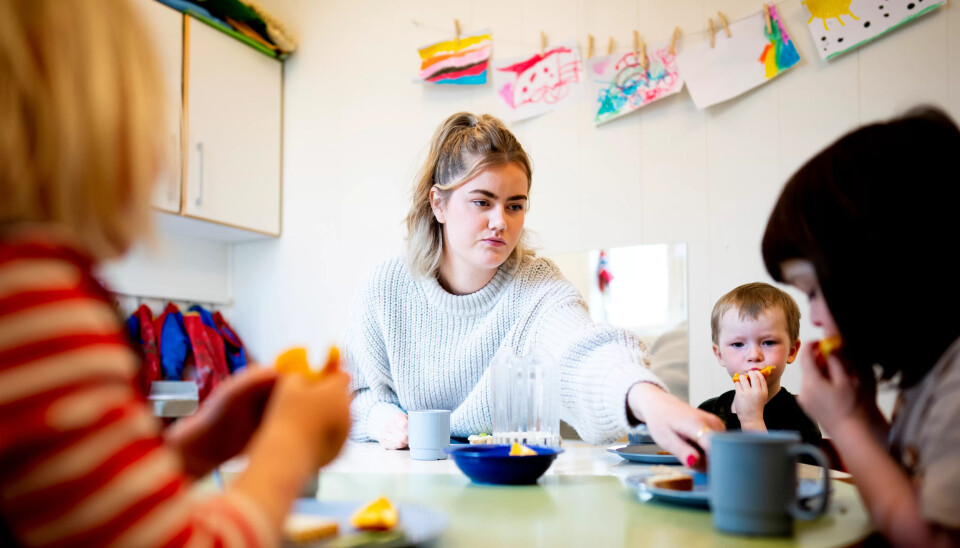 VIL FORBY HENNE Å GÅ AV VED 62: Dersom Stortinget går inn for pensjonsutvalgets forslag, vil ikke barne- og ungdomsarbeider Josefine Weiby Koller få lov til å gå av ved 62 år, slik de fleste av hennes eldre kollegaer gjør i dag. En av grunnene til at pensjonsutvalget går inn for økte aldersgrenser, er at de vil hindre henne og andre å gå av med en pensjon som er så lav at den er vanskelig å leve av. VIL FORBY HENNE Å GÅ AV VED 62: Dersom Stortinget går inn for pensjonsutvalgets forslag, vil ikke barne- og ungdomsarbeider Josefine Weiby Koller få lov til å gå av ved 62 år, slik de fleste av hennes eldre kollegaer gjør i dag. En av grunnene til at pensjonsutvalget går inn for økte aldersgrenser, er at de vil hindre henne og andre å gå av med en pensjon som er så lav at den er vanskelig å leve av.