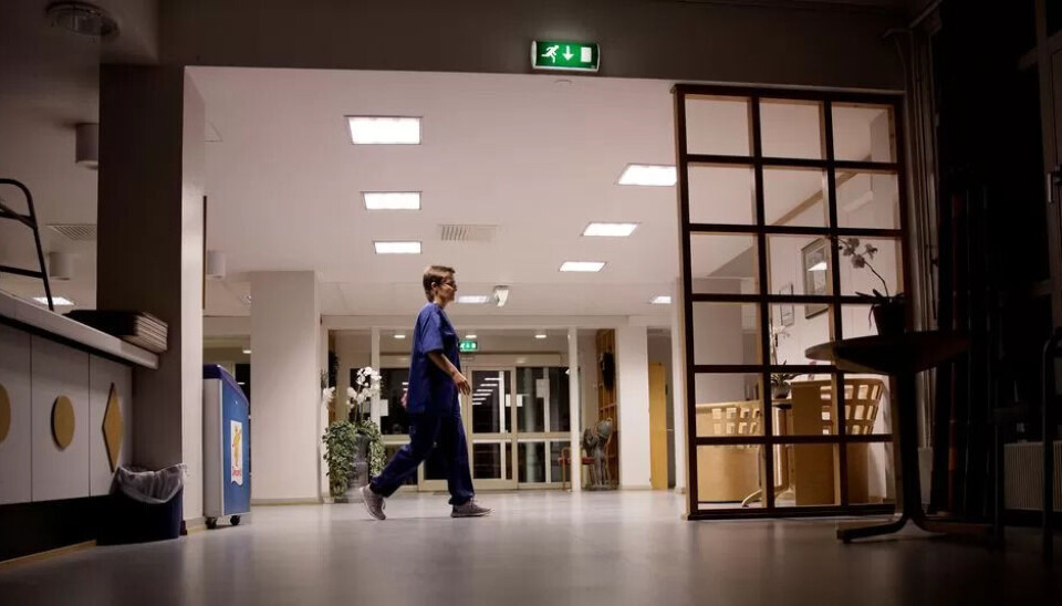 Ansatte i pleie- og omsorgstjenesten har mer kvelds- og nattarbeid enn andre yrkesgrupper, ifølge arbeidslivsbarometeret til YS. Ansatte i pleie- og omsorgstjenesten har mer kvelds- og nattarbeid enn andre yrkesgrupper, ifølge arbeidslivsbarometeret til YS.
