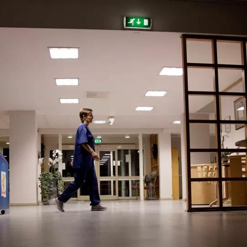 Ansatte i pleie- og omsorgstjenesten har mer kvelds- og nattarbeid enn andre yrkesgrupper, ifølge arbeidslivsbarometeret til YS. Ansatte i pleie- og omsorgstjenesten har mer kvelds- og nattarbeid enn andre yrkesgrupper, ifølge arbeidslivsbarometeret til YS.