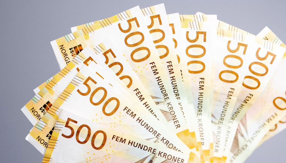 FEITARE: Kontoen blir litt feitare til jul. Har du ei utbetalt månadsløn frå 20.000-35.000 kr? Her får du ei oversikt over kor mykje meir du får utbetalt neste månad. FEITARE: Kontoen blir litt feitare til jul. Har du ei utbetalt månadsløn frå 20.000-35.000 kr? Her får du ei oversikt over kor mykje meir du får utbetalt neste månad.