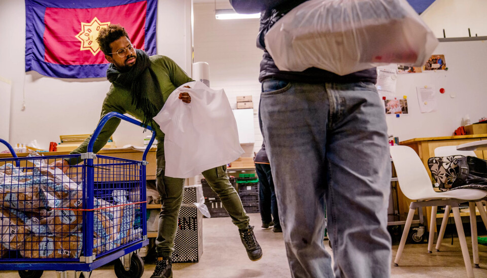 I NORGE: Luis Santiago på Frelsesarmeens slumstasjon i Oslo pakker matposer til trengende brukere i hjemmehjelpstjenesten. Frelsesarmeen har flere steder i landet delt ut langt mer mat til trengende husholdninger enn tidligere og En økende andel har bedt venner og familie om økonomisk hjelp til å få hverdagen til å gå opp I NORGE: Luis Santiago på Frelsesarmeens slumstasjon i Oslo pakker matposer til trengende brukere i hjemmehjelpstjenesten. Frelsesarmeen har flere steder i landet delt ut langt mer mat til trengende husholdninger enn tidligere og En økende andel har bedt venner og familie om økonomisk hjelp til å få hverdagen til å gå opp