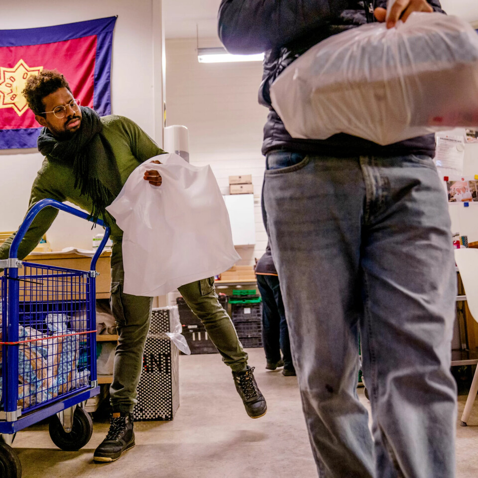 I NORGE: Luis Santiago på Frelsesarmeens slumstasjon i Oslo pakker matposer til trengende brukere i hjemmehjelpstjenesten. Frelsesarmeen har flere steder i landet delt ut langt mer mat til trengende husholdninger enn tidligere og En økende andel har bedt venner og familie om økonomisk hjelp til å få hverdagen til å gå opp I NORGE: Luis Santiago på Frelsesarmeens slumstasjon i Oslo pakker matposer til trengende brukere i hjemmehjelpstjenesten. Frelsesarmeen har flere steder i landet delt ut langt mer mat til trengende husholdninger enn tidligere og En økende andel har bedt venner og familie om økonomisk hjelp til å få hverdagen til å gå opp