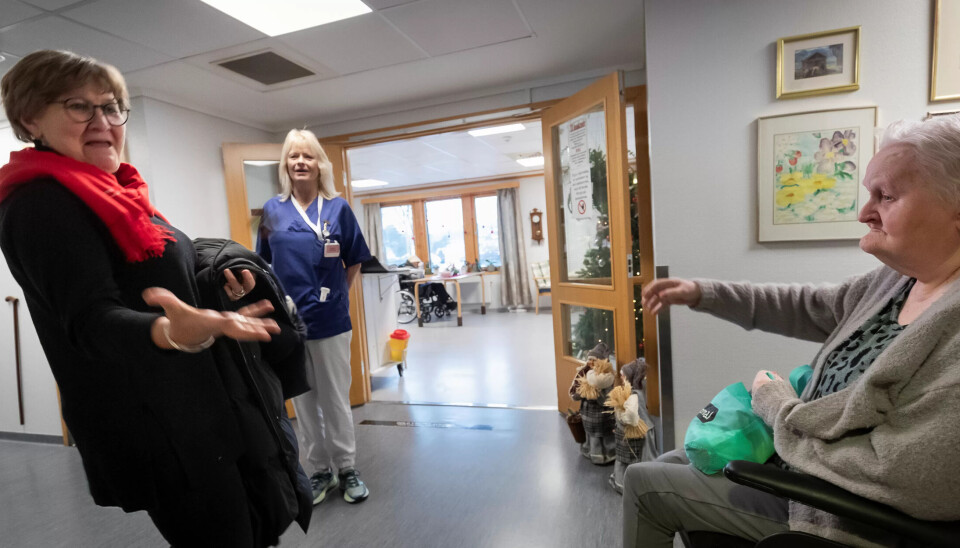 DET ER DEG?: Mette Nord ble satt ut da hun så hvem som ble trillet gjennom korridoren på Frednes sykehjem i Porsgrunn. Randi Bakke var hennes nære kollega for 35 år siden. DET ER DEG?: Mette Nord ble satt ut da hun så hvem som ble trillet gjennom korridoren på Frednes sykehjem i Porsgrunn. Randi Bakke var hennes nære kollega for 35 år siden.