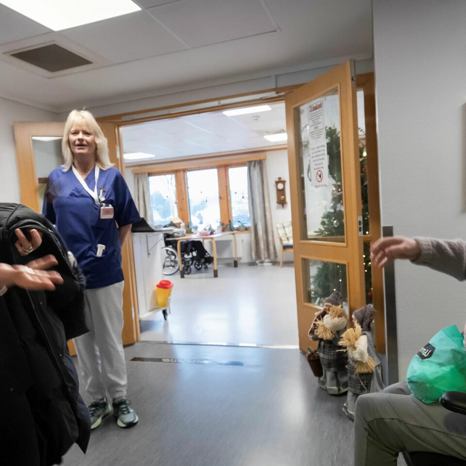 DET ER DEG?: Mette Nord ble satt ut da hun så hvem som ble trillet gjennom korridoren på Frednes sykehjem i Porsgrunn. Randi Bakke var hennes nære kollega for 35 år siden. DET ER DEG?: Mette Nord ble satt ut da hun så hvem som ble trillet gjennom korridoren på Frednes sykehjem i Porsgrunn. Randi Bakke var hennes nære kollega for 35 år siden.