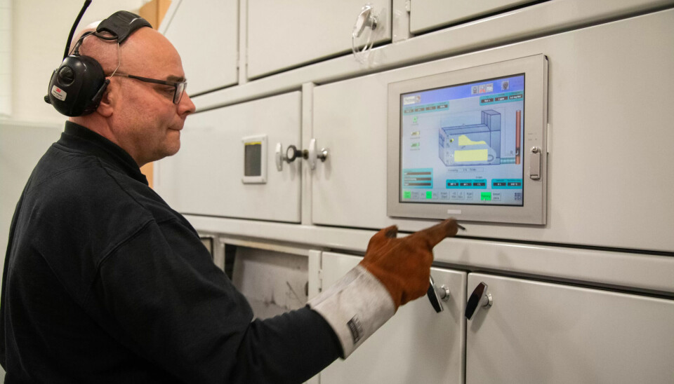 OVERVÅKER: Krematøren følger med på det som skjer i ovnen via et panel. OVERVÅKER: Krematøren følger med på det som skjer i ovnen via et panel.