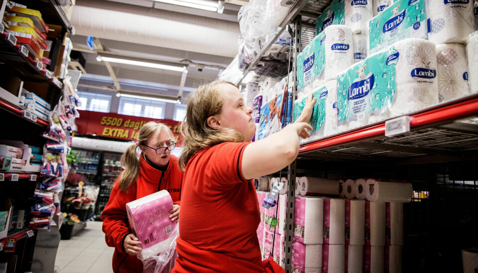 STÅR PÅ I BUTIKKEN: Ida Wirum Sæter (t.v) og Maja Frølund jobber en dag i uka på Coop Extra på Storo i Oslo. STÅR PÅ I BUTIKKEN: Ida Wirum Sæter (t.v) og Maja Frølund jobber en dag i uka på Coop Extra på Storo i Oslo.