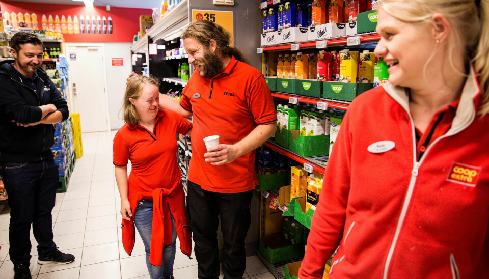 GOD STEMNING: Maja gir butikksjef Petter Berntsen en klem. De er enige om at litt tull og tøys gjør arbeidsdagen bedre. Til venstre Kenan Hadzijusufovic, arbeidsveileder fra Nordpolen Industrier, og til høyre assisterende butikksjef Beate Schønhaug Bakken. GOD STEMNING: Maja gir butikksjef Petter Berntsen en klem. De er enige om at litt tull og tøys gjør arbeidsdagen bedre. Til venstre Kenan Hadzijusufovic, arbeidsveileder fra Nordpolen Industrier, og til høyre assisterende butikksjef Beate Schønhaug Bakken.