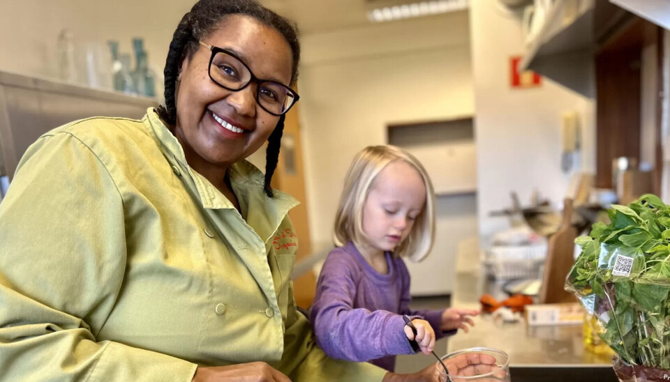 Gode vibber på kjøkkenet: Ansettelsen av Eva Jentoft på kjøkkenet i Sportsplassen barnehage har hatt flere positive ringvirkninger, både for barna, pedagogisk personale og for Jentoft selv. Her er lager Jentoft og Annie (4) suppe. Gode vibber på kjøkkenet: Ansettelsen av Eva Jentoft på kjøkkenet i Sportsplassen barnehage har hatt flere positive ringvirkninger, både for barna, pedagogisk personale og for Jentoft selv. Her er lager Jentoft og Annie (4) suppe.