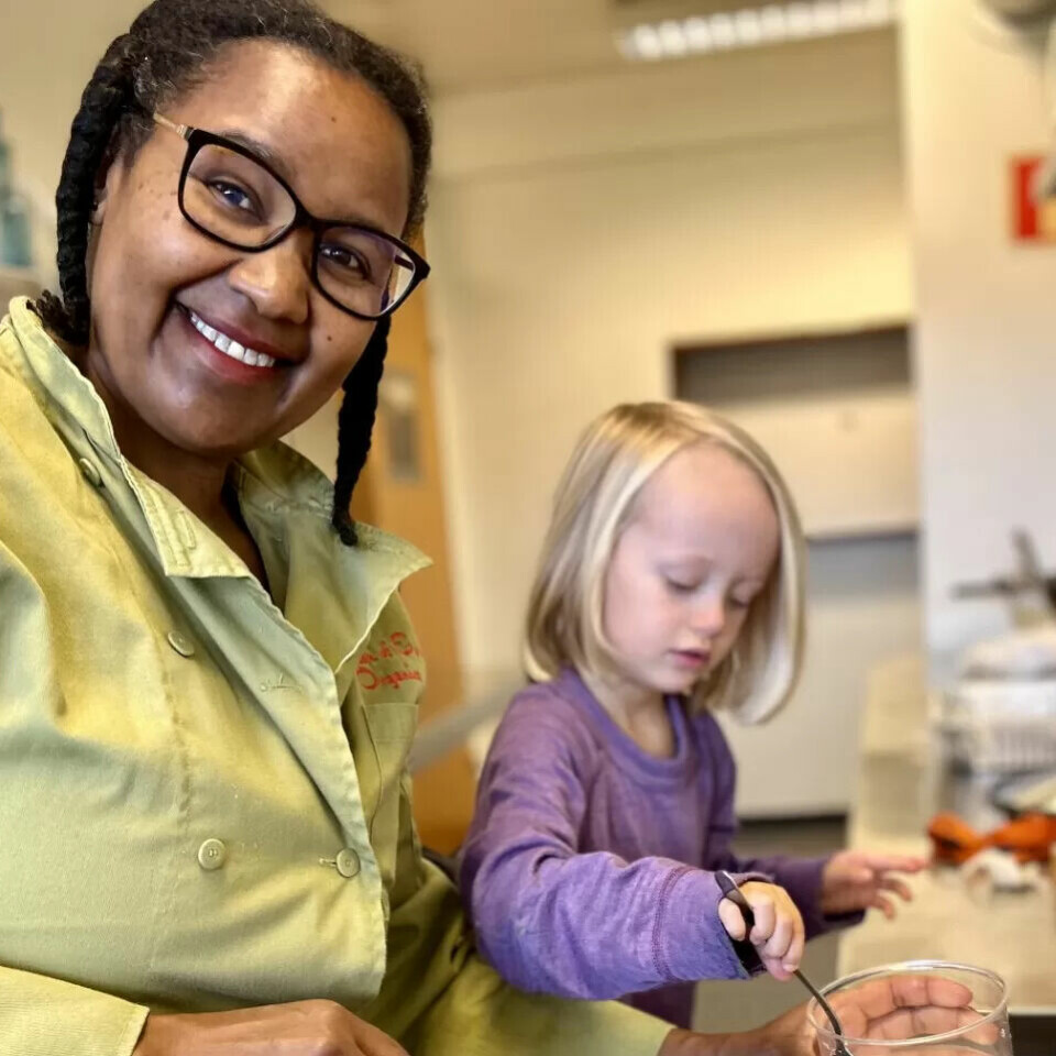Gode vibber på kjøkkenet: Ansettelsen av Eva Jentoft på kjøkkenet i Sportsplassen barnehage har hatt flere positive ringvirkninger, både for barna, pedagogisk personale og for Jentoft selv. Her er lager Jentoft og Annie (4) suppe. Gode vibber på kjøkkenet: Ansettelsen av Eva Jentoft på kjøkkenet i Sportsplassen barnehage har hatt flere positive ringvirkninger, både for barna, pedagogisk personale og for Jentoft selv. Her er lager Jentoft og Annie (4) suppe.