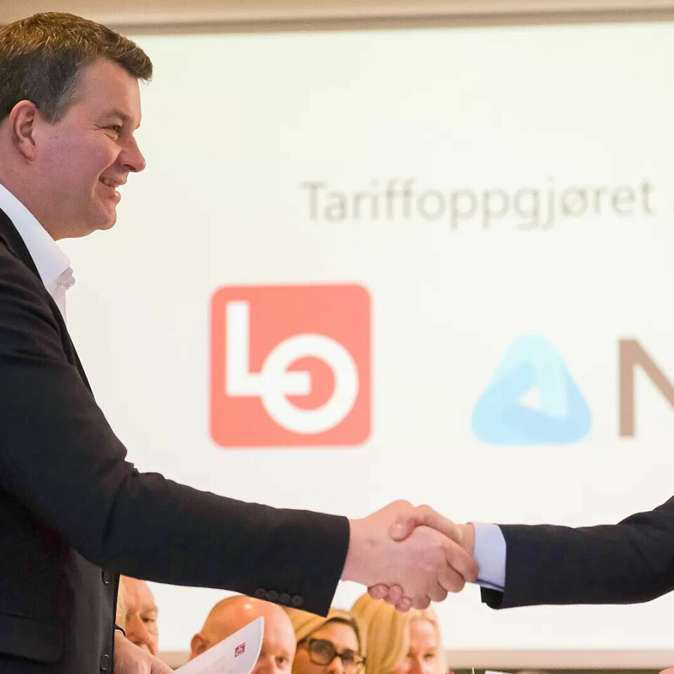 LO-leder Hans-Christian Gabrielsen og NHO-leder Ole Erik Almlid overleverte kravene sine til lønnsforhandlingene. LO-leder Hans-Christian Gabrielsen og NHO-leder Ole Erik Almlid overleverte kravene sine til lønnsforhandlingene.