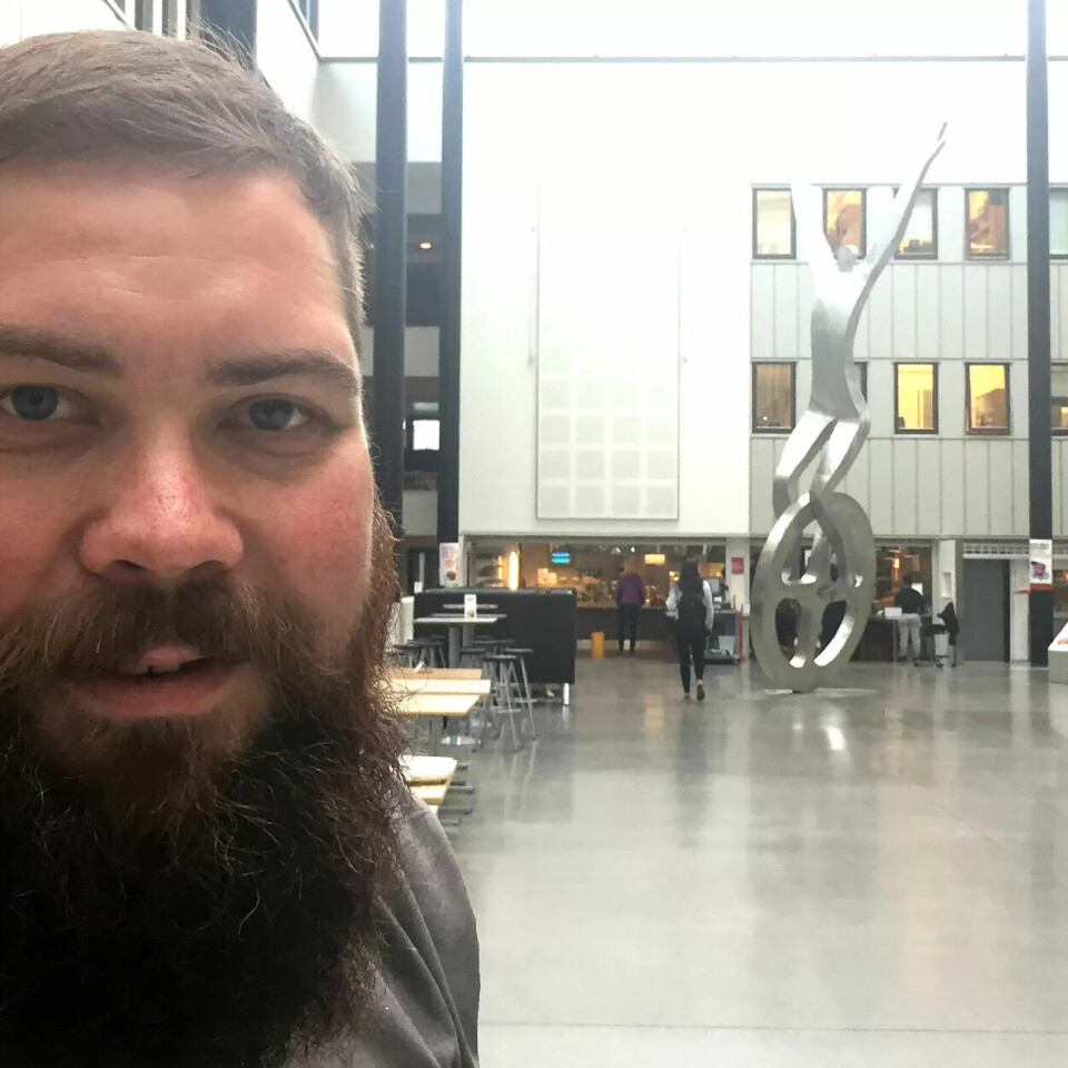 ALLE ER VIKTIGER: - For å lykkes med det viktige samfunnsoppdraget dere får i arbeidslivet, må dere aldri glemme at alle som arbeider sammen, uansett utdannings- og erfaringsbakgrunn, fortjener å bli anerkjent og verdsatt, sa Ingvar Skjerve fra Fagforbundet til studentene. ALLE ER VIKTIGER: - For å lykkes med det viktige samfunnsoppdraget dere får i arbeidslivet, må dere aldri glemme at alle som arbeider sammen, uansett utdannings- og erfaringsbakgrunn, fortjener å bli anerkjent og verdsatt, sa Ingvar Skjerve fra Fagforbundet til studentene.