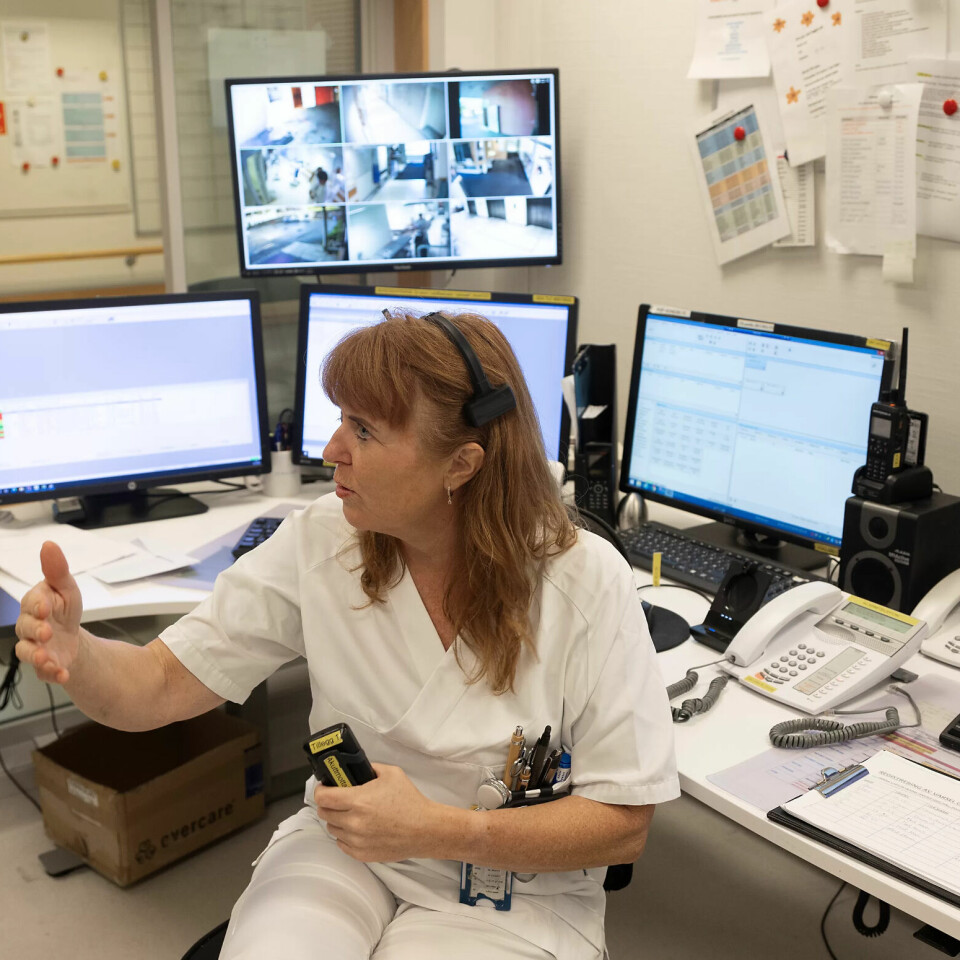 UFORUTSIGBAR HVERDAG: I akuttmottaket må man takle at ikke alt kan planlegges. Oppgavene er varierte. Her tar Hanne de Presno imot telefoner. UFORUTSIGBAR HVERDAG: I akuttmottaket må man takle at ikke alt kan planlegges. Oppgavene er varierte. Her tar Hanne de Presno imot telefoner.