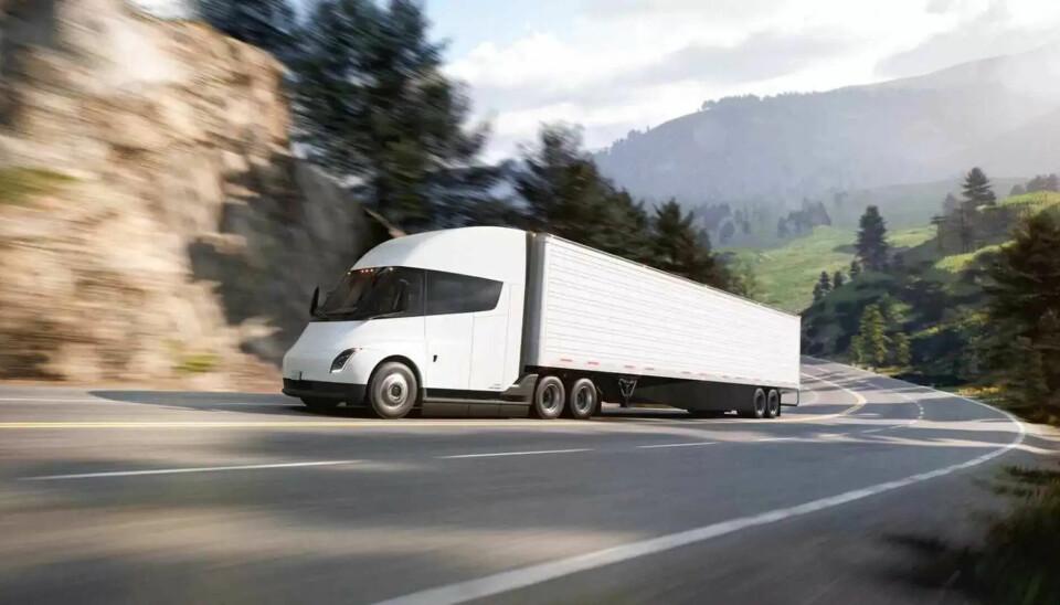 Det vil være lett å se at det er et Tesla Semi-vogntog når du møter denne på veien. Det vil være lett å se at det er et Tesla Semi-vogntog når du møter denne på veien.