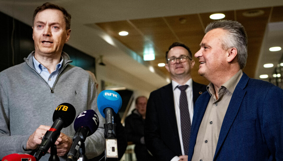 ENIGE: 19 timer på overtid hos Riksmekler Mats Ruland (i midten) ga resultater. Søndag kveld kunne Knut E. Sunde i Norsk Industri (t.v) og Jørn Eggum i Fellesforbundet presentere resultatet i årets lønnsoppgjør i industrien. ENIGE: 19 timer på overtid hos Riksmekler Mats Ruland (i midten) ga resultater. Søndag kveld kunne Knut E. Sunde i Norsk Industri (t.v) og Jørn Eggum i Fellesforbundet presentere resultatet i årets lønnsoppgjør i industrien.