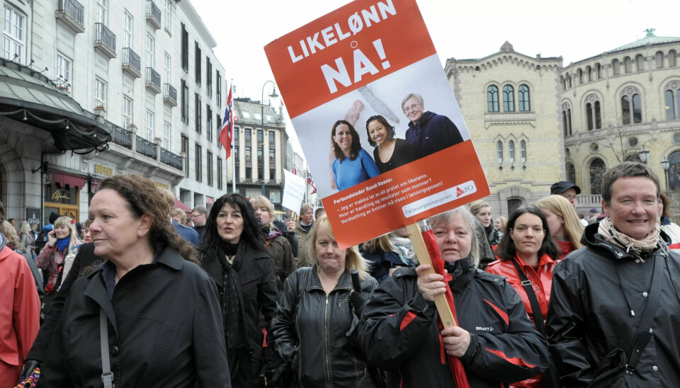 GAMLE PAROLER OM IGJEN: Likelønnsparolen vil ikke gå av moten på lenge, mener forskere. GAMLE PAROLER OM IGJEN: Likelønnsparolen vil ikke gå av moten på lenge, mener forskere.