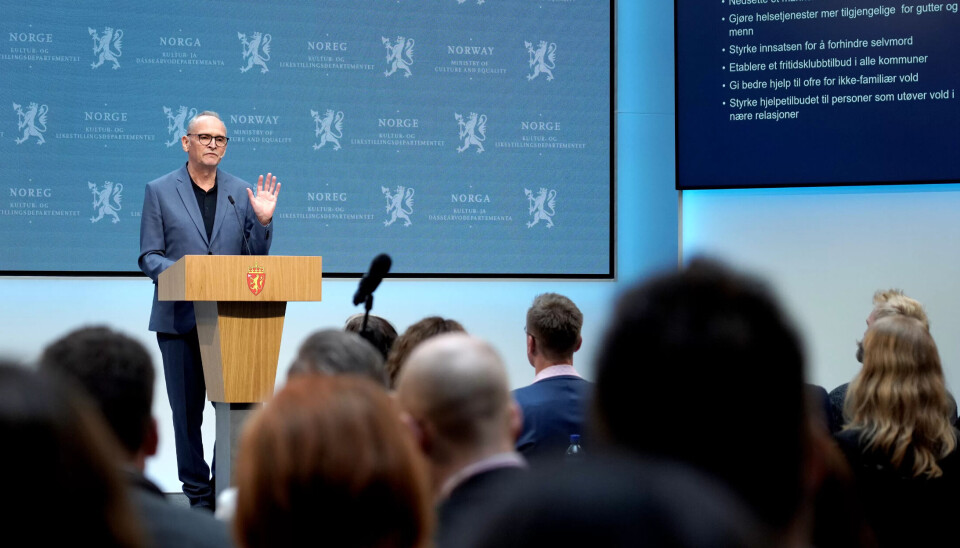 SKRYT: Leder av Mannsutvalget, Claus Moxness Jervell, presenterer utvalgets utredning. Flere av tiltakene møter skryt hos flere av politikerne. SKRYT: Leder av Mannsutvalget, Claus Moxness Jervell, presenterer utvalgets utredning. Flere av tiltakene møter skryt hos flere av politikerne.