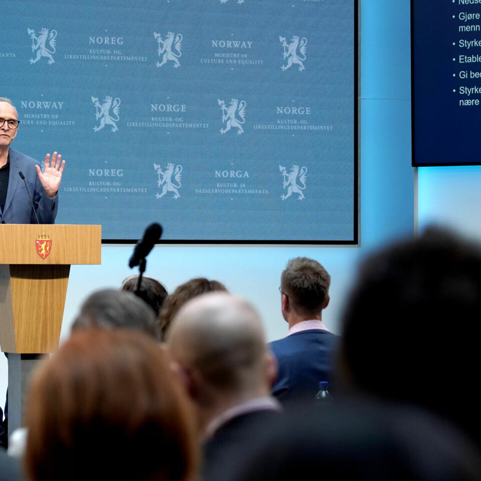 SKRYT: Leder av Mannsutvalget, Claus Moxness Jervell, presenterer utvalgets utredning. Flere av tiltakene møter skryt hos flere av politikerne. SKRYT: Leder av Mannsutvalget, Claus Moxness Jervell, presenterer utvalgets utredning. Flere av tiltakene møter skryt hos flere av politikerne.