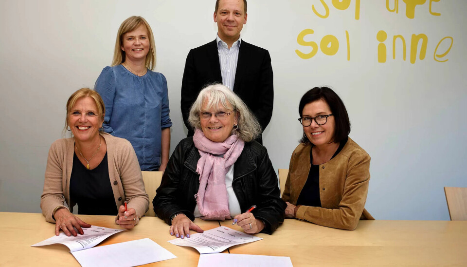 AVTALE: Avtalen mellom Fagforbundet og Utdanningforbundet og Espira-gruppen ble undertegnet fredag. Fra v: Ellinor Gilberg fra Utdanningforbundet, HR-sjef Linn Paulsen fra Espira, Mette Henriksen Aas fra Fagforbundet, Jens Schei Hansen fra Espira, og rådgiver Herdis Schärer fra Fagforbundet. AVTALE: Avtalen mellom Fagforbundet og Utdanningforbundet og Espira-gruppen ble undertegnet fredag. Fra v: Ellinor Gilberg fra Utdanningforbundet, HR-sjef Linn Paulsen fra Espira, Mette Henriksen Aas fra Fagforbundet, Jens Schei Hansen fra Espira, og rådgiver Herdis Schärer fra Fagforbundet.