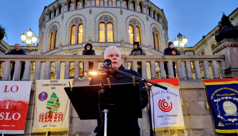 APPELL: Jan Davidsen fra Pensjonistforbundet var blant dem som holdt innlegg utenfor Stortinget. APPELL: Jan Davidsen fra Pensjonistforbundet var blant dem som holdt innlegg utenfor Stortinget.
