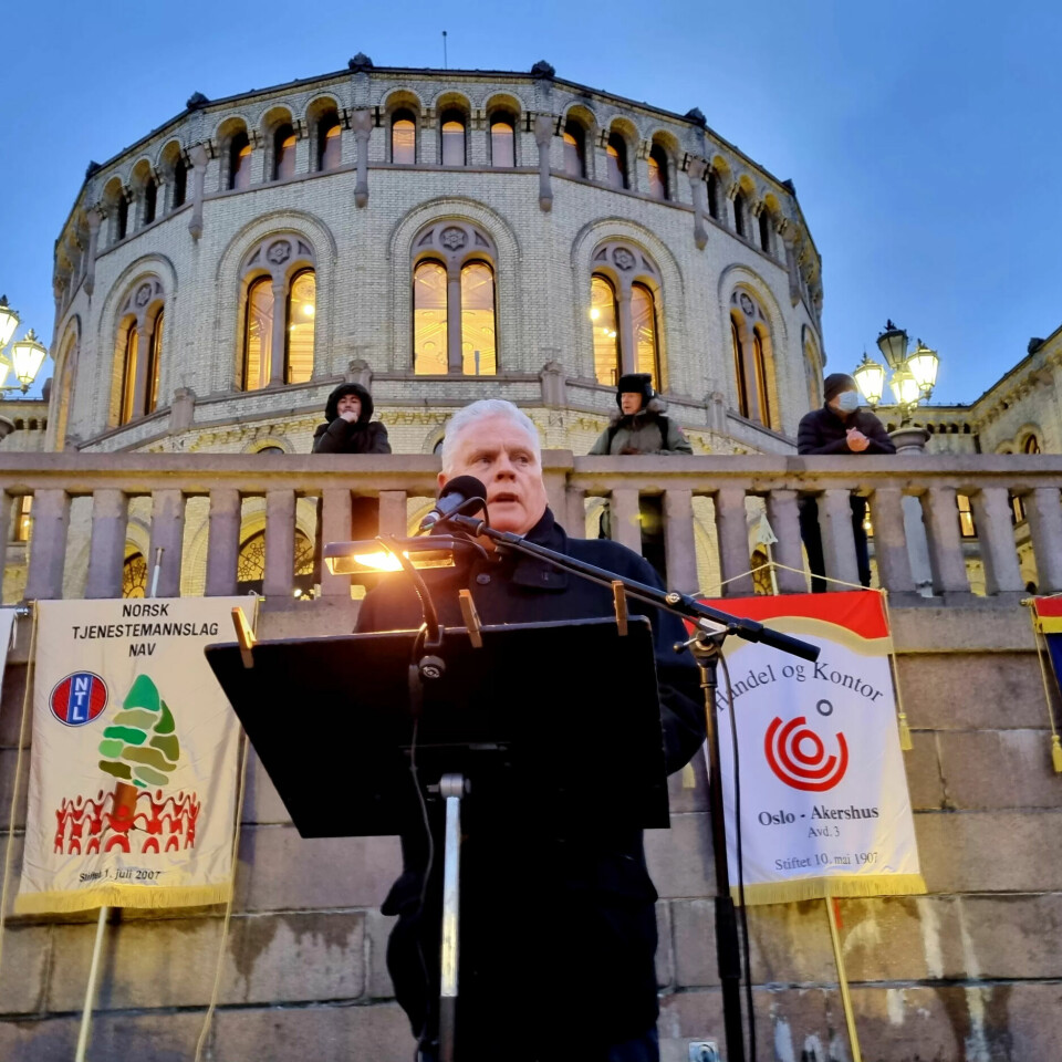 APPELL: Jan Davidsen fra Pensjonistforbundet var blant dem som holdt innlegg utenfor Stortinget. APPELL: Jan Davidsen fra Pensjonistforbundet var blant dem som holdt innlegg utenfor Stortinget.