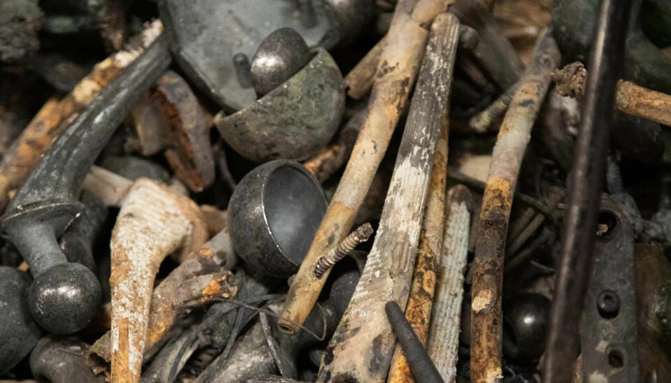 METALL OG PROTESER: Proteser og metalldeler plukkes ut før beinrester kvernes til finmalt aske. METALL OG PROTESER: Proteser og metalldeler plukkes ut før beinrester kvernes til finmalt aske.