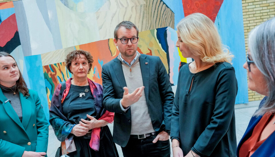 FLERTALL: F.v. Marit Knutsdatter Strand (Sp), Irene Ojala (Pasientfokus), Kjell Ingolf Ropstad (KrF), Elise Waagen (Ap) og Kari-Anne Jønnes (H) i vandrehallen etter at regjeringspartiene sikret seg flertall i forhandlingene om en ny barnehagelov. FLERTALL: F.v. Marit Knutsdatter Strand (Sp), Irene Ojala (Pasientfokus), Kjell Ingolf Ropstad (KrF), Elise Waagen (Ap) og Kari-Anne Jønnes (H) i vandrehallen etter at regjeringspartiene sikret seg flertall i forhandlingene om en ny barnehagelov.