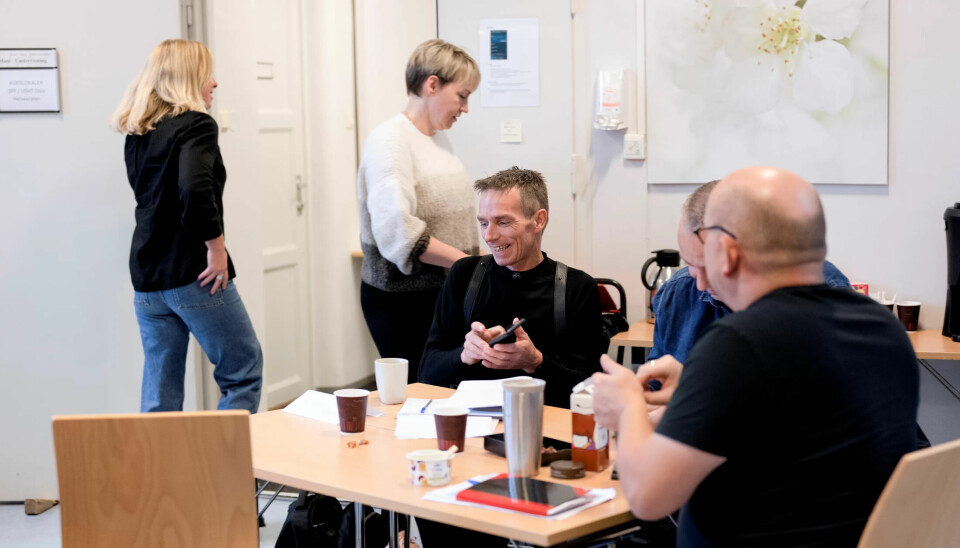 SPEEDATING MED ARBEIDSLIVET: John Asbjørn Broholt (i midten av bildet) skal sammen med de andre elevene på Erfaringsskolen treffe representanter fra arbeidslivet. Målet er å få en praksisplass. SPEEDATING MED ARBEIDSLIVET: John Asbjørn Broholt (i midten av bildet) skal sammen med de andre elevene på Erfaringsskolen treffe representanter fra arbeidslivet. Målet er å få en praksisplass.