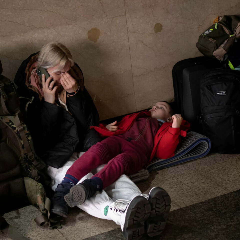 PÅ FLUKT: Tusenvis av ukrainere har lagt ut på flukt for å komme seg ut av storbyene og bort fra den russiske invasjonen som begynte denne uka. PÅ FLUKT: Tusenvis av ukrainere har lagt ut på flukt for å komme seg ut av storbyene og bort fra den russiske invasjonen som begynte denne uka.