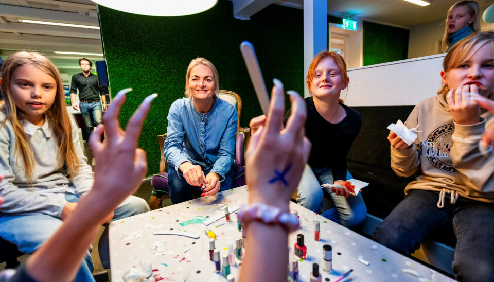 GOD STEMNING: Ungdommene Johanna Antonsen, Sara Aglen og Alexandra Valdeland-Eilertsen er klare for å pynte seg opp på neglefronten. Fritidsleder Marie Andås i midten og frivillig Jørgen Bjærum Mathisen i bakgrunnen. GOD STEMNING: Ungdommene Johanna Antonsen, Sara Aglen og Alexandra Valdeland-Eilertsen er klare for å pynte seg opp på neglefronten. Fritidsleder Marie Andås i midten og frivillig Jørgen Bjærum Mathisen i bakgrunnen.