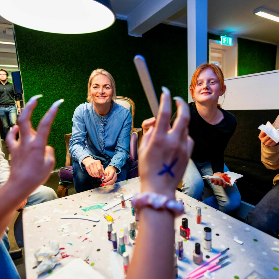 GOD STEMNING: Ungdommene Johanna Antonsen, Sara Aglen og Alexandra Valdeland-Eilertsen er klare for å pynte seg opp på neglefronten. Fritidsleder Marie Andås i midten og frivillig Jørgen Bjærum Mathisen i bakgrunnen. GOD STEMNING: Ungdommene Johanna Antonsen, Sara Aglen og Alexandra Valdeland-Eilertsen er klare for å pynte seg opp på neglefronten. Fritidsleder Marie Andås i midten og frivillig Jørgen Bjærum Mathisen i bakgrunnen.
