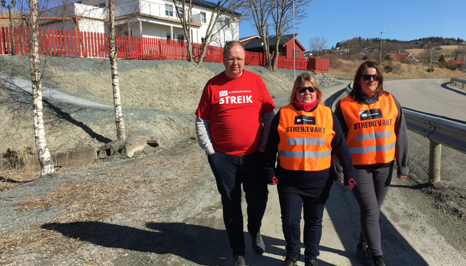GÅR VIDERE: Nestleder i Fagforbundet Trøndelag, Arnt Sigurd Kjøglum, vil ikke forfølge oppsigelsene ved Elvebakken barnehage. Her sammen med to av de som mister jobbe, Ingrid Haugmark (i midten) og Ina Johnsen. Bildet ble tatt da de ansatte streiket i vår. GÅR VIDERE: Nestleder i Fagforbundet Trøndelag, Arnt Sigurd Kjøglum, vil ikke forfølge oppsigelsene ved Elvebakken barnehage. Her sammen med to av de som mister jobbe, Ingrid Haugmark (i midten) og Ina Johnsen. Bildet ble tatt da de ansatte streiket i vår.