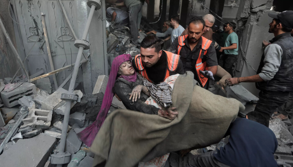 Palestinske redningsarbeidere bærer ut en kvinne som ble såret i et israelsk flyangrep mot flyktningleiren Khan Younis, sør på Gazastripen. Palestinske redningsarbeidere bærer ut en kvinne som ble såret i et israelsk flyangrep mot flyktningleiren Khan Younis, sør på Gazastripen.