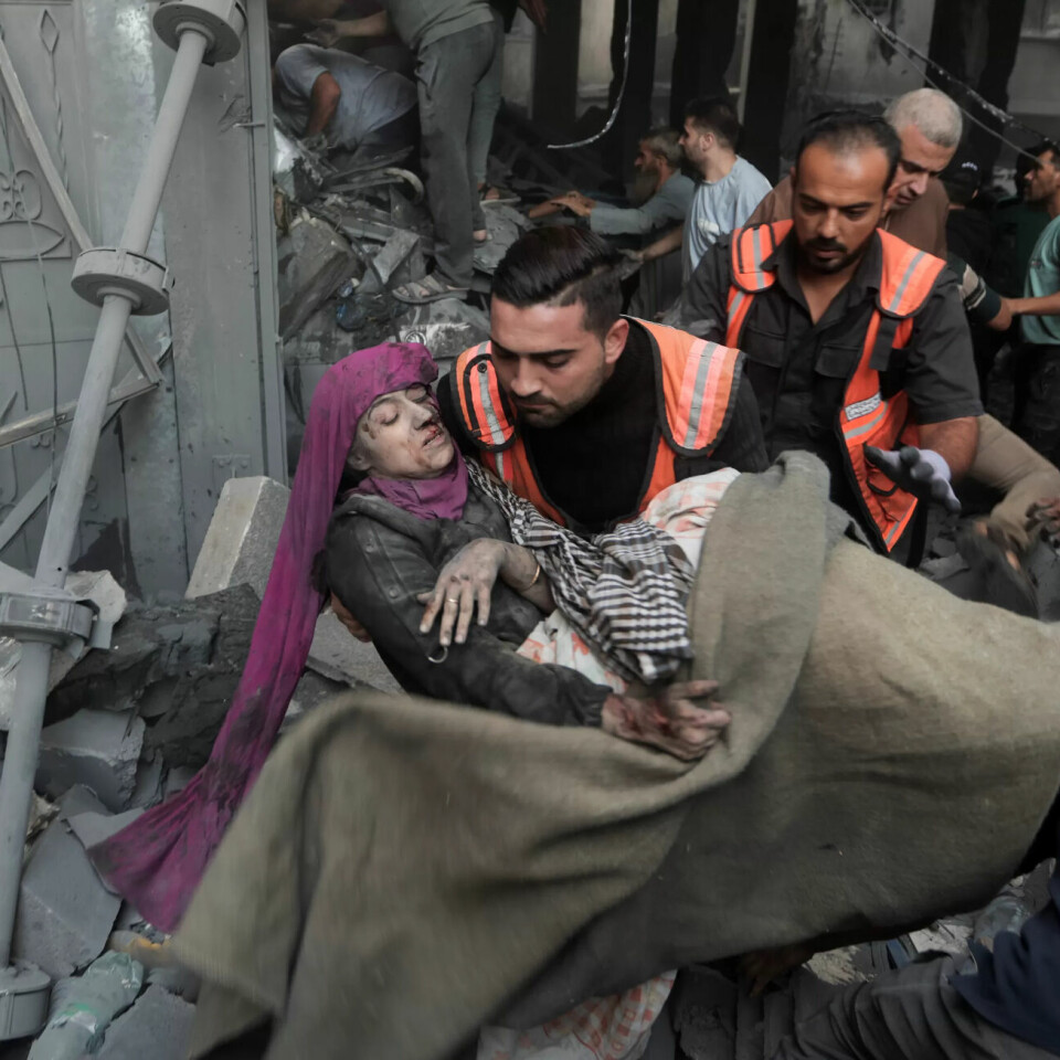 Palestinske redningsarbeidere bærer ut en kvinne som ble såret i et israelsk flyangrep mot flyktningleiren Khan Younis, sør på Gazastripen. Palestinske redningsarbeidere bærer ut en kvinne som ble såret i et israelsk flyangrep mot flyktningleiren Khan Younis, sør på Gazastripen.