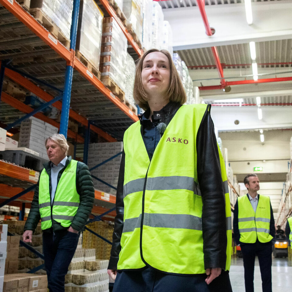 Senterpartiets Geir Pollestad anklager regjeringen for å bygge ned nødlagrene for mat. Næringsminister Iselin Nybø (V) svarer at det aller viktigste elementet i matvareberedskapen er et velfungerende logistikksystemene i dagligvarebransjen. Her fra statsrådens besøk på matvarelageret til Asko på Kalbakken. Senterpartiets Geir Pollestad anklager regjeringen for å bygge ned nødlagrene for mat. Næringsminister Iselin Nybø (V) svarer at det aller viktigste elementet i matvareberedskapen er et velfungerende logistikksystemene i dagligvarebransjen. Her fra statsrådens besøk på matvarelageret til Asko på Kalbakken.