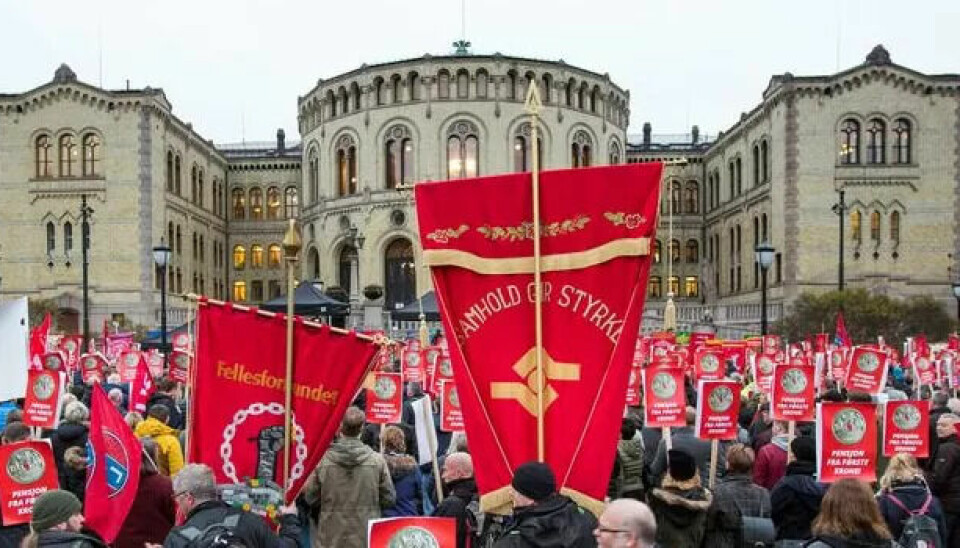 Fagbevegelsen har stått på barrikadene for pensjon fra første krone en god stund. Bildet er fra en demonstrasjon i 2018. Fagbevegelsen har stått på barrikadene for pensjon fra første krone en god stund. Bildet er fra en demonstrasjon i 2018.