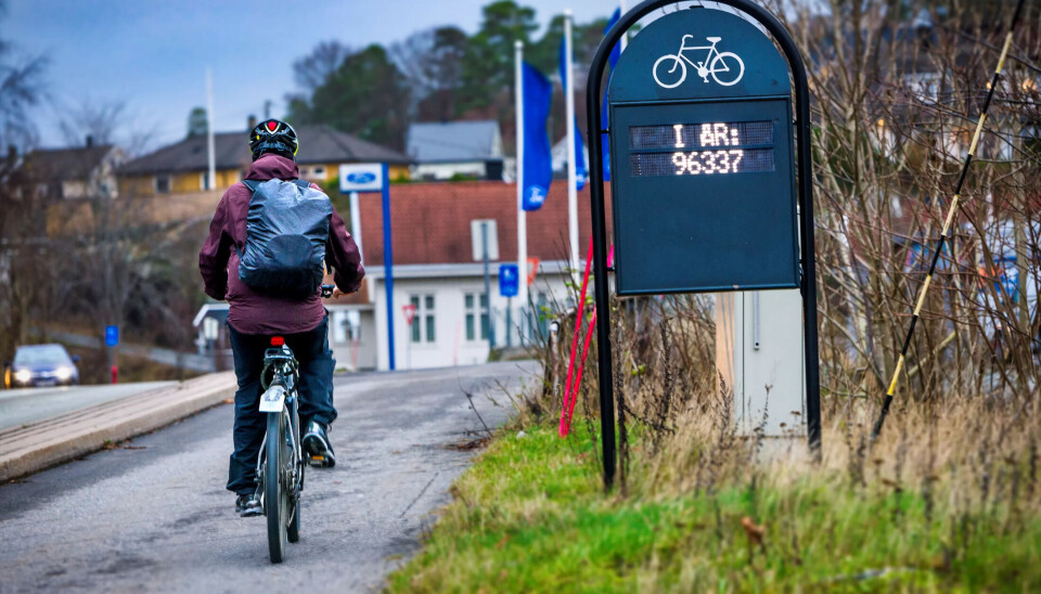 ØKNING ANTALL SYKLISTER: Arendal har satt opp sykkeltellere for å se hvor mange som faktisk sykler. Sykkeltellerne bidrar til at syklistene sees og sykkelbyen kan måle effekt på tiltak og utvikling av antall syklister generelt. Håpet er at flest mulig skal sykle året rundt. ØKNING ANTALL SYKLISTER: Arendal har satt opp sykkeltellere for å se hvor mange som faktisk sykler. Sykkeltellerne bidrar til at syklistene sees og sykkelbyen kan måle effekt på tiltak og utvikling av antall syklister generelt. Håpet er at flest mulig skal sykle året rundt.