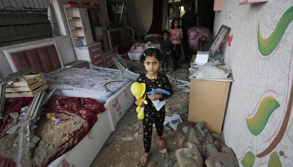 Palestinske jenter igjen finner noen av tingene sine, etter et israelsk flyangrep som rammet hjemmet deres i flyktningleiren Nusseirat i Deir al-Balah midt på Gazastripen. Palestinske jenter igjen finner noen av tingene sine, etter et israelsk flyangrep som rammet hjemmet deres i flyktningleiren Nusseirat i Deir al-Balah midt på Gazastripen.