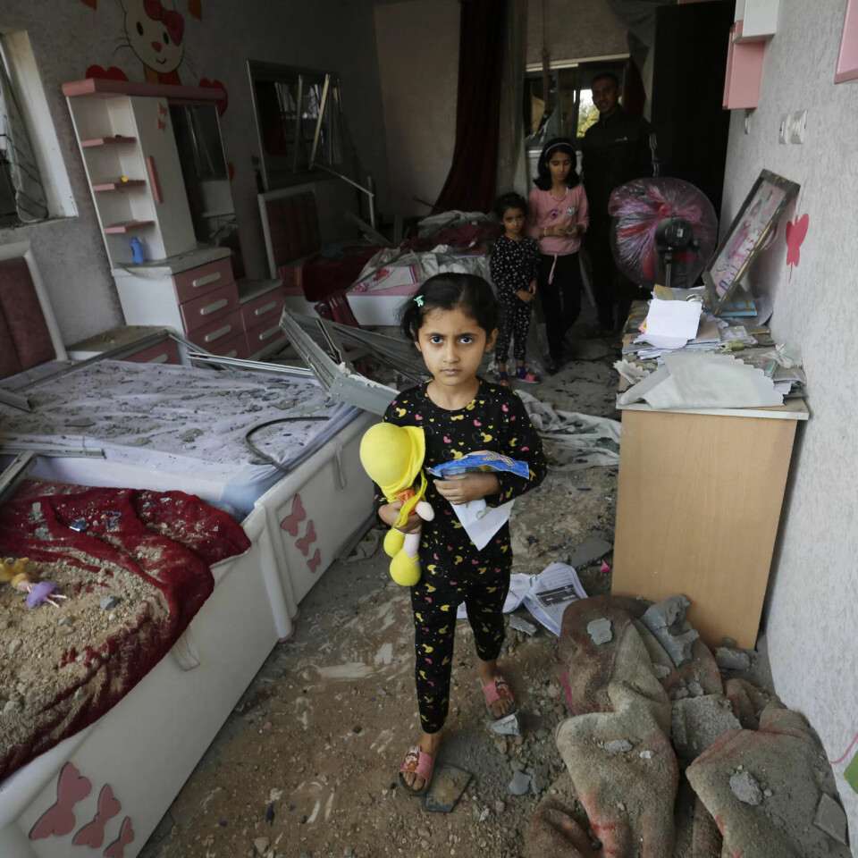 Palestinske jenter igjen finner noen av tingene sine, etter et israelsk flyangrep som rammet hjemmet deres i flyktningleiren Nusseirat i Deir al-Balah midt på Gazastripen. Palestinske jenter igjen finner noen av tingene sine, etter et israelsk flyangrep som rammet hjemmet deres i flyktningleiren Nusseirat i Deir al-Balah midt på Gazastripen.