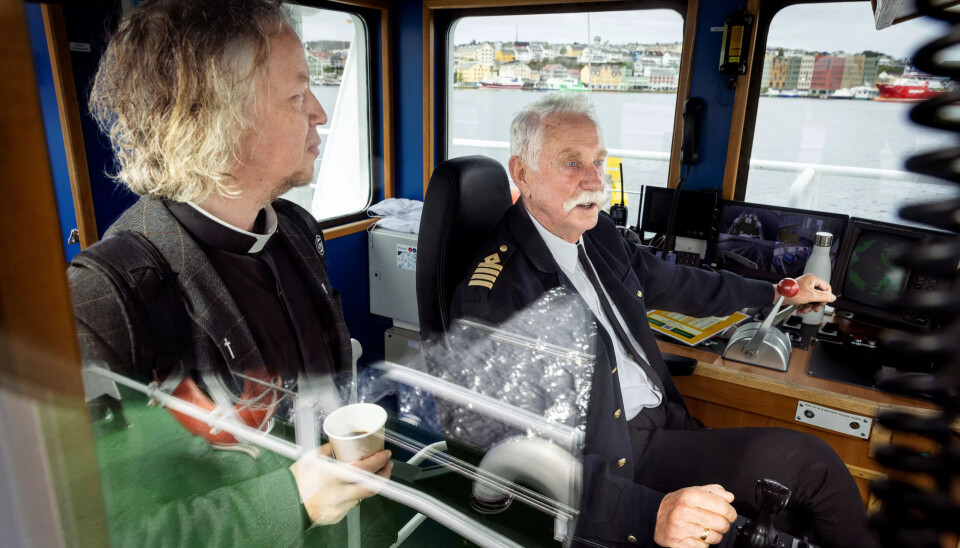 EN GOD MATROS: Ifølge skipper og «tidligere pensjonist» Ragnvald Todal (75) er presten en grei kollega å ha om bord når han tar matrosvakter et par ganger i måneden. - Han gjør det han får beskjed om, og mer enn det, forsikrer han. EN GOD MATROS: Ifølge skipper og «tidligere pensjonist» Ragnvald Todal (75) er presten en grei kollega å ha om bord når han tar matrosvakter et par ganger i måneden. - Han gjør det han får beskjed om, og mer enn det, forsikrer han.