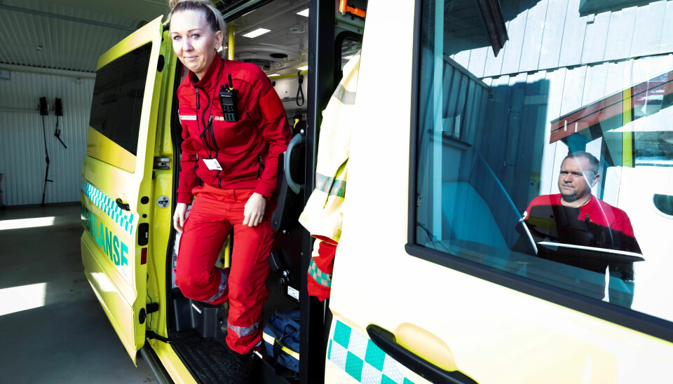 Anne Elin Midtgarden og Hans Kjetil Hommo blir med ambulansen frå privat til offentleg til neste år. Anne Elin Midtgarden og Hans Kjetil Hommo blir med ambulansen frå privat til offentleg til neste år.