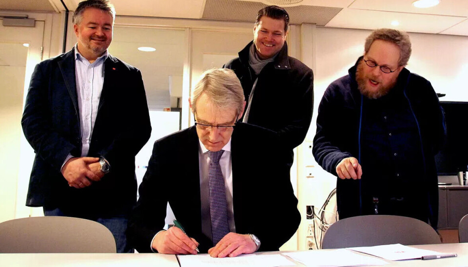 UNDERSKRIVER NY AVTALE: Arvid Tønnesen, rådgiver i Fagforbundets forhandlingsenhet (foran), bak f.v rådgiver Arne Løseth, rådgiver Kai Nygård og leder i Fagforbundet teoLOgene, Stig-Jørund B. Arnesen. UNDERSKRIVER NY AVTALE: Arvid Tønnesen, rådgiver i Fagforbundets forhandlingsenhet (foran), bak f.v rådgiver Arne Løseth, rådgiver Kai Nygård og leder i Fagforbundet teoLOgene, Stig-Jørund B. Arnesen.