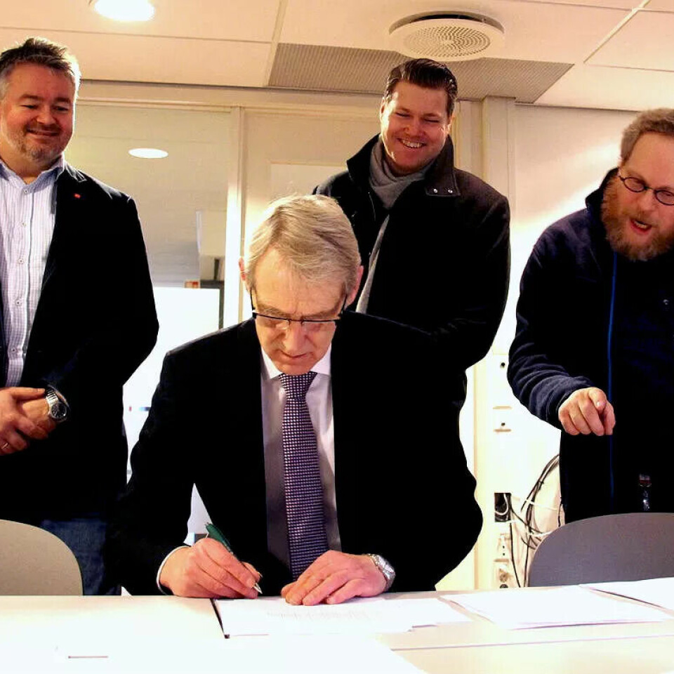 UNDERSKRIVER NY AVTALE: Arvid Tønnesen, rådgiver i Fagforbundets forhandlingsenhet (foran), bak f.v rådgiver Arne Løseth, rådgiver Kai Nygård og leder i Fagforbundet teoLOgene, Stig-Jørund B. Arnesen. UNDERSKRIVER NY AVTALE: Arvid Tønnesen, rådgiver i Fagforbundets forhandlingsenhet (foran), bak f.v rådgiver Arne Løseth, rådgiver Kai Nygård og leder i Fagforbundet teoLOgene, Stig-Jørund B. Arnesen.